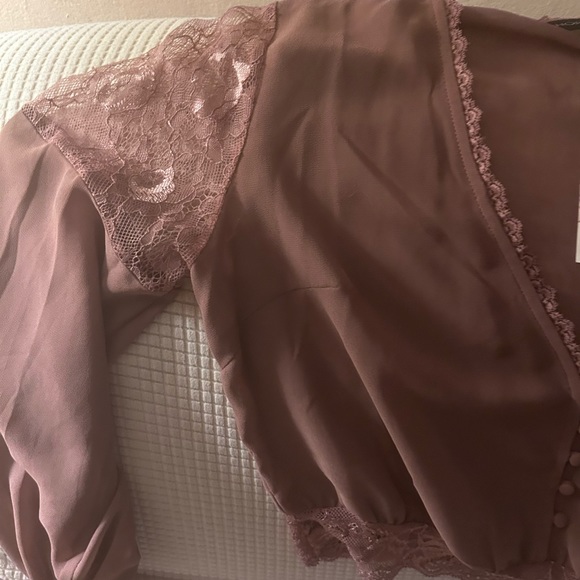 Cute feminine crop blouse. Never worn. - Picture 3 of 4